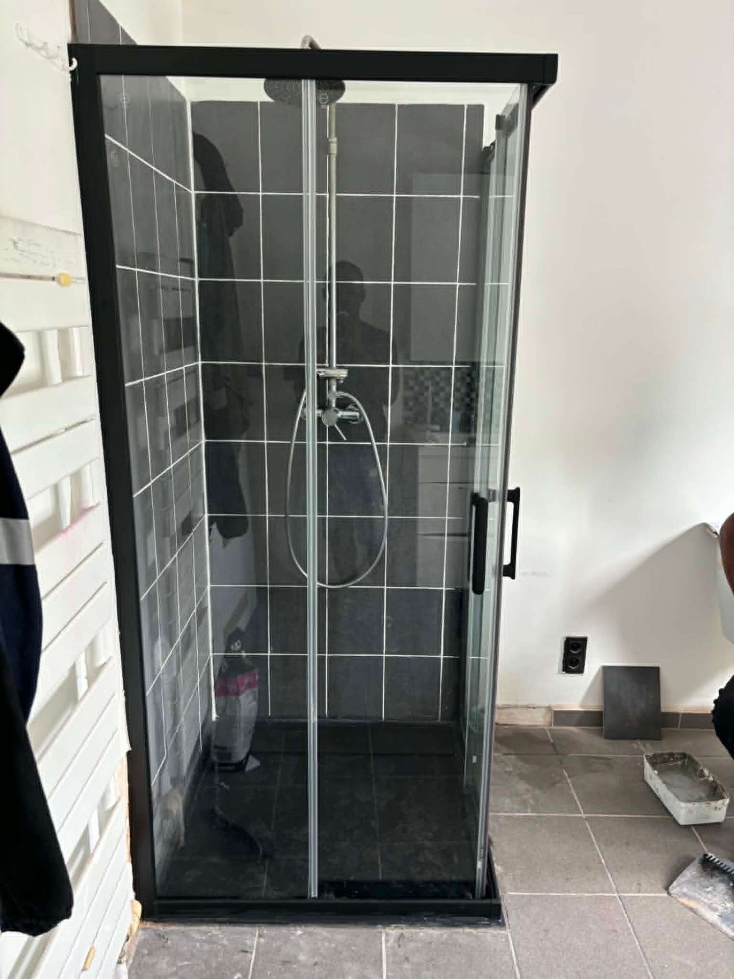 APRÈS — Nouvelle cabine de douche (vue de face)