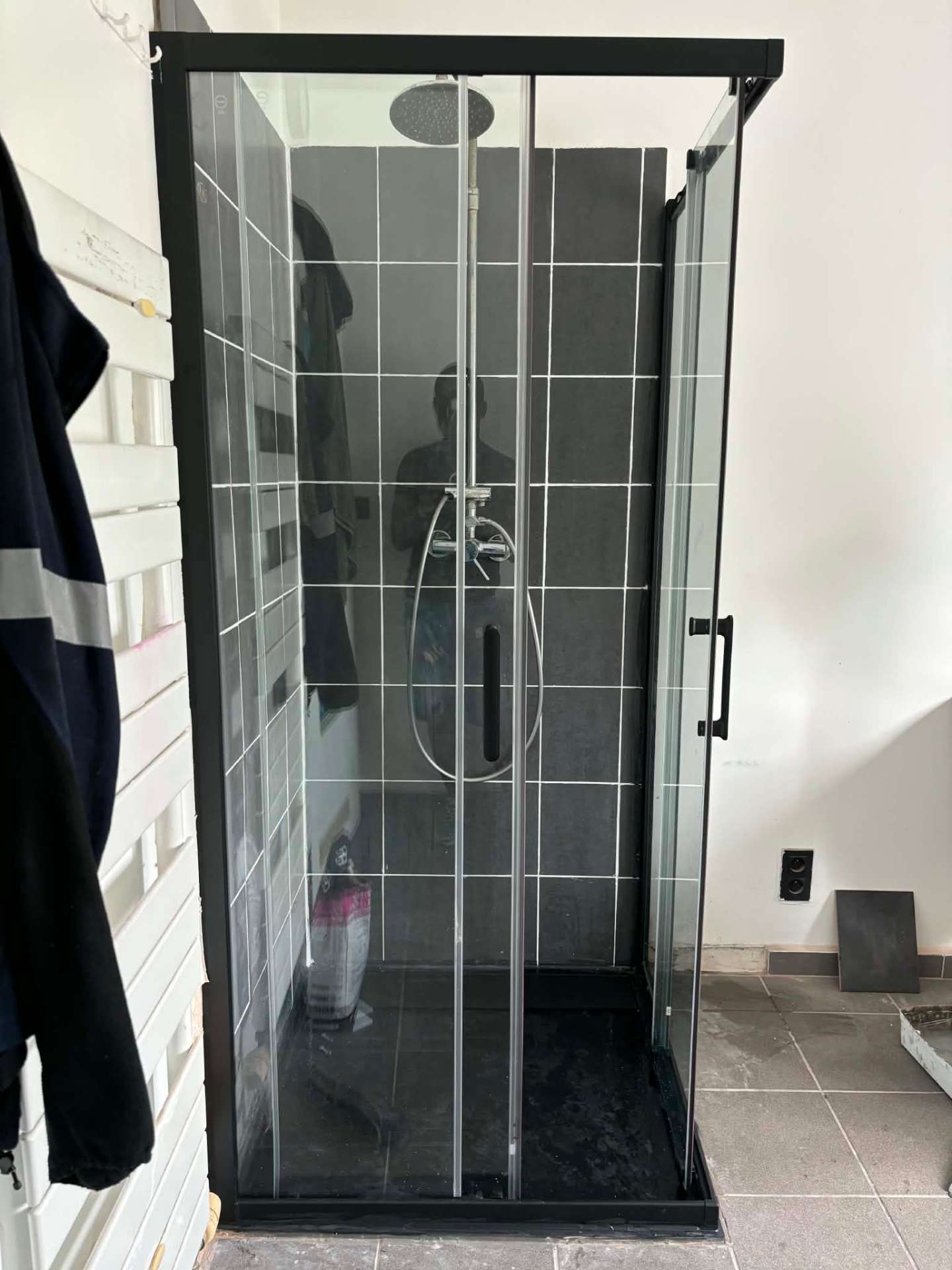 APRÈS — Nouvelle cabine de douche noire (vue 3/4)